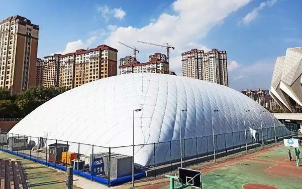 气膜体育馆可以在不同类型土地上搭建